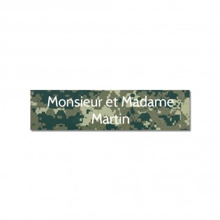 Plaque adhésive interphone ou sonnette 60 mm x 15 mm gravure personnalisée sur 2 lignes couleur Camo Vert lettres blanches