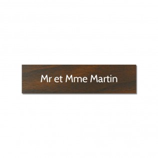 Plaque adhésive interphone ou sonnette 60 mm x 15 mm gravure personnalisée sur 1 ligne couleur effet bois foncé lettres blanche