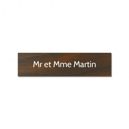 Plaque adhésive interphone ou sonnette 60 mm x 15 mm gravure personnalisée sur 1 ligne couleur effet bois foncé lettres blanche