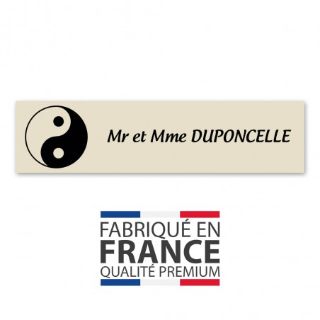 Plaque nom 1 ligne et symbole YIN YANG pour boite aux lettres type Decayeux (100x25mm) couleur beige lettres noires
