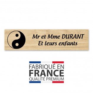 Plaque nom 2 lignes et symbole YIN YANG pour boite aux lettres type Decayeux (100x25mm) effet bois clair