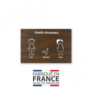 Plaque maison Family personnalisée avec 4 personnages pour boite aux lettres  (format 12x8 cm) - Effet bois foncé