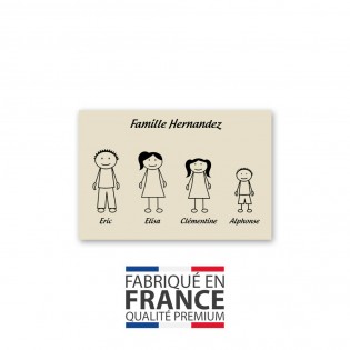 Plaque maison Family personnalisée avec 4 personnages pour boite aux lettres  (format 12x8 cm) - Effet bois foncé