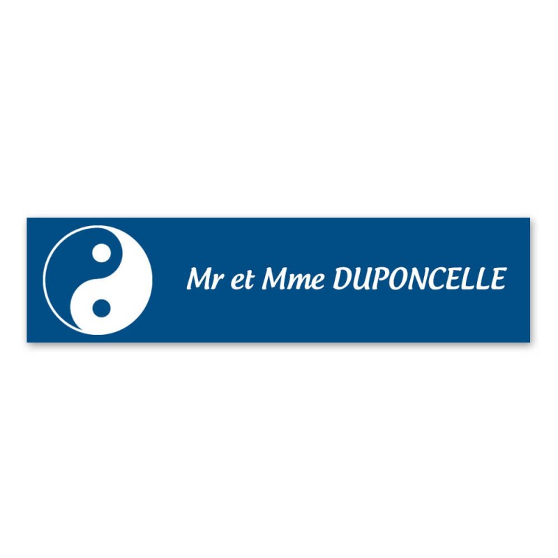 Plaque nom 1 ligne et symbole YIN YANG pour boite aux lettres type Decayeux (100x25mm) couleur bleue lettres blanches Plaque nom 1 ligne et symbole YIN YANG pour boite aux lettres type Decayeux (100x25mm) couleur bleue lettres blanches
