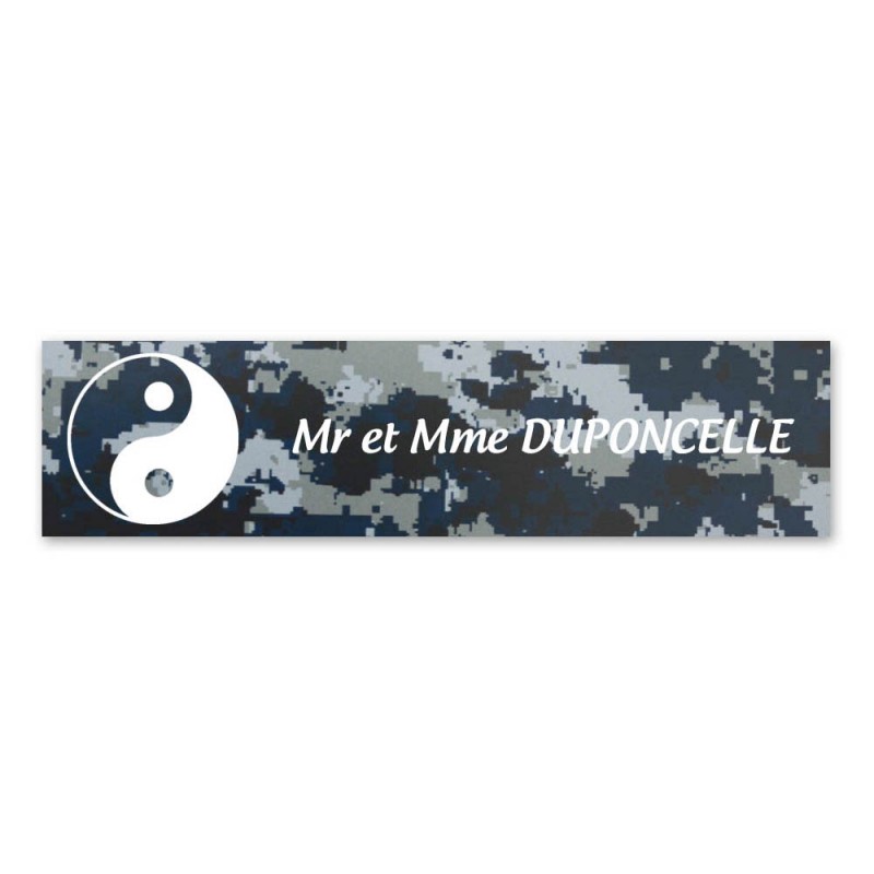 Plaque nom 1 ligne et symbole YIN YANG pour boite aux lettres type Decayeux (100x25mm) texture camouflage bleu Plaque nom 1 ligne et symbole YIN YANG pour boite aux lettres type Decayeux (100x25mm) texture camouflage bleu