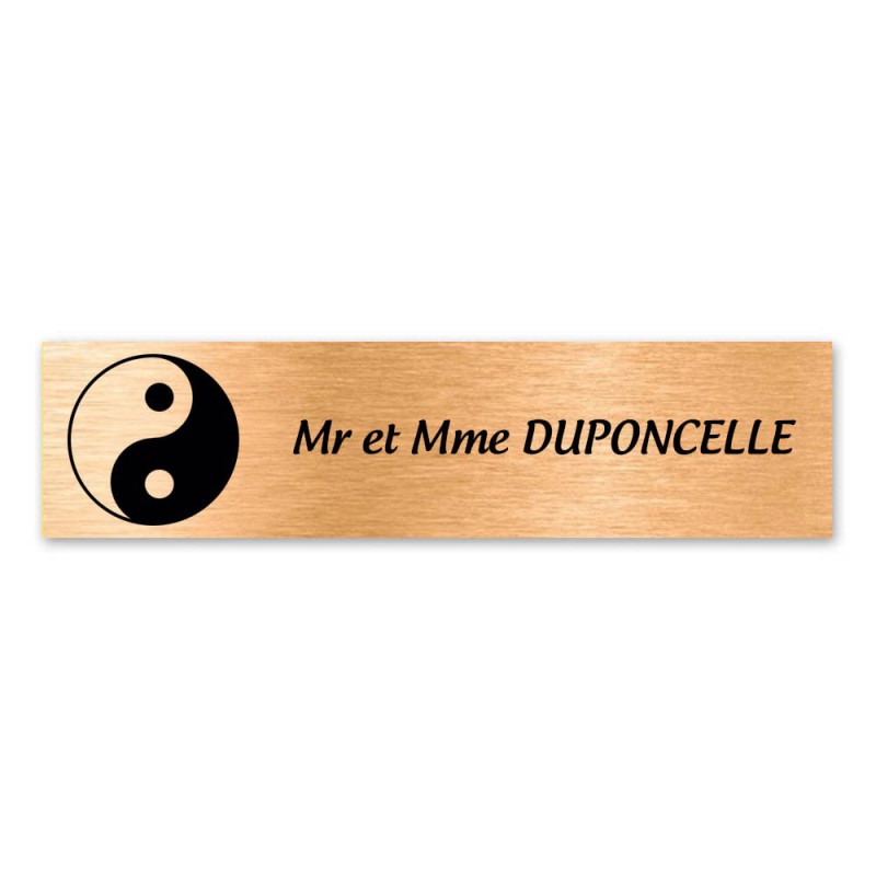 Plaque nom 1 ligne et symbole YIN YANG pour boite aux lettres type Decayeux (100x25mm) couleur cuivre brossé Plaque nom 1 ligne et symbole YIN YANG pour boite aux lettres type Decayeux (100x25mm) couleur cuivre brossé