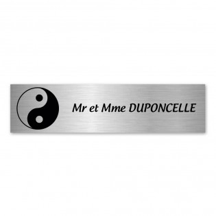 Plaque nom 1 ligne et symbole YIN YANG pour boite aux lettres type Decayeux (100x25mm) couleur argent brossé