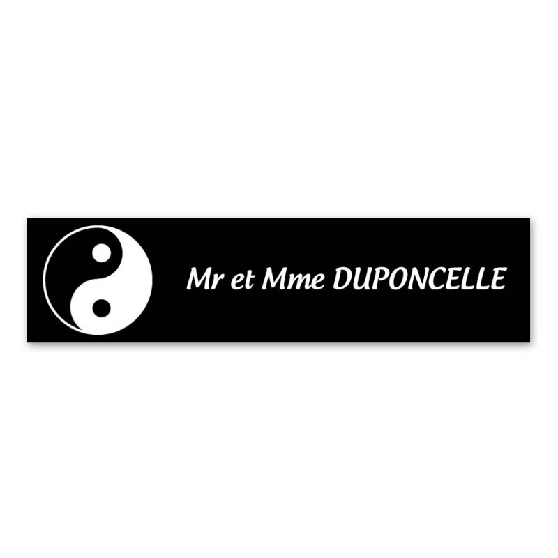 Plaque nom 1 ligne et symbole YIN YANG pour boite aux lettres type Decayeux (100x25mm) couleur noire lettres blanches Plaque nom 1 ligne et symbole YIN YANG pour boite aux lettres type Decayeux (100x25mm) couleur noire lettres blanches