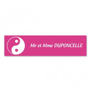 Plaque nom 1 ligne et symbole YIN YANG pour boite aux lettres type Decayeux (100x25mm) couleur rose lettres blanches