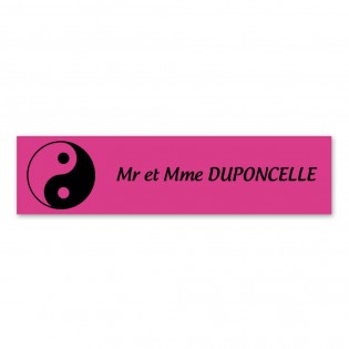 Plaque nom 1 ligne et symbole YIN YANG pour boite aux lettres type Decayeux (100x25mm) couleur rose lettres noires