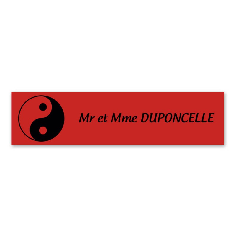 Plaque nom 1 ligne et symbole YIN YANG pour boite aux lettres type Decayeux (100x25mm) couleur rouge lettres noires