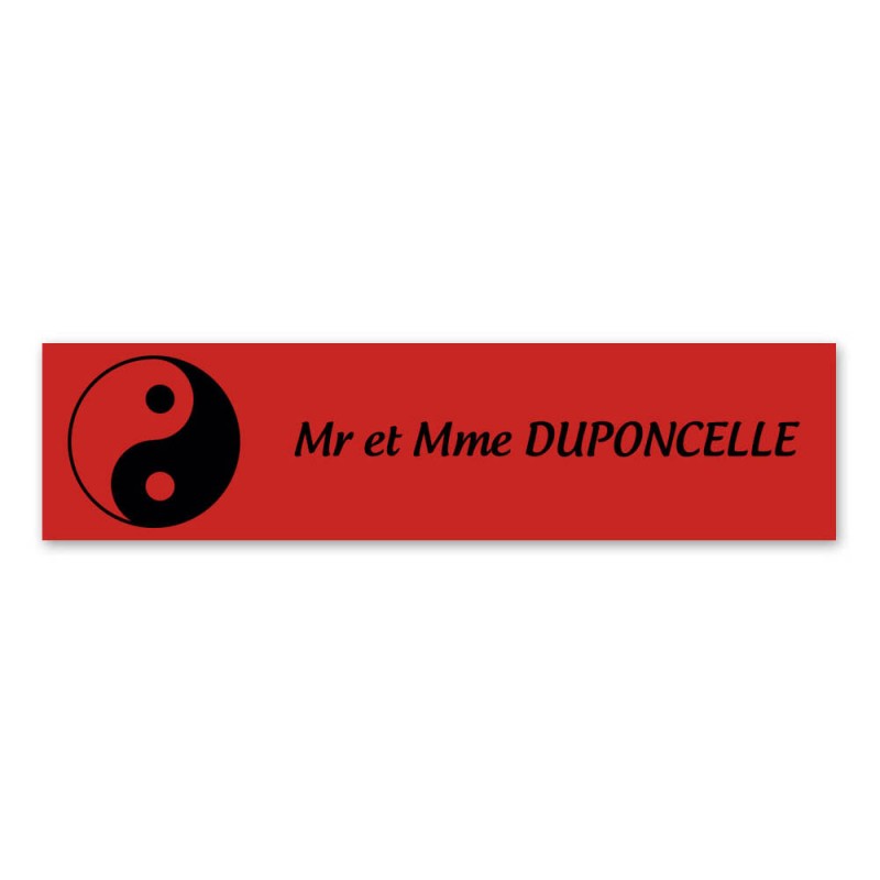 Plaque nom 1 ligne et symbole YIN YANG pour boite aux lettres type Decayeux (100x25mm) couleur rouge lettres noires Plaque nom 1 ligne et symbole YIN YANG pour boite aux lettres type Decayeux (100x25mm) couleur rouge lettres noires