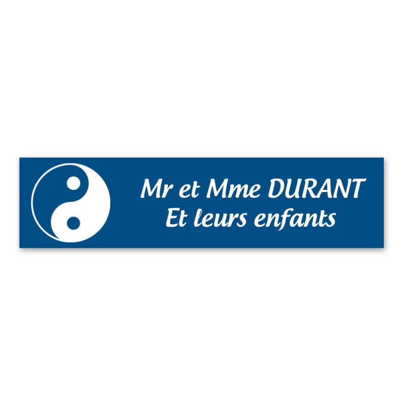 Plaque nom 2 lignes et symbole YIN YANG pour boite aux lettres type Decayeux (100x25mm) couleur bleue lettres blanches Plaque nom 2 lignes et symbole YIN YANG pour boite aux lettres type Decayeux (100x25mm) couleur bleue lettres blanches