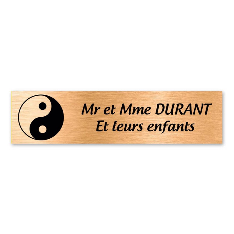 Plaque nom 2 lignes et symbole YIN YANG pour boite aux lettres type Decayeux (100x25mm) couleur cuivre brossé Plaque nom 2 lignes et symbole YIN YANG pour boite aux lettres type Decayeux (100x25mm) couleur cuivre brossé