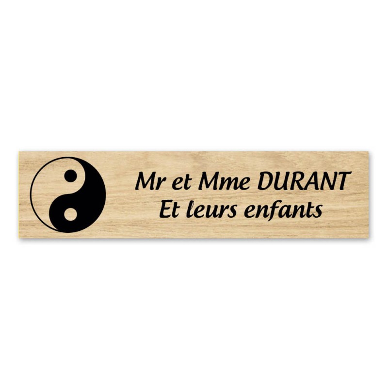 Plaque nom 2 lignes et symbole YIN YANG pour boite aux lettres type Decayeux (100x25mm) effet bois clair Plaque nom 2 lignes et symbole YIN YANG pour boite aux lettres type Decayeux (100x25mm) effet bois clair