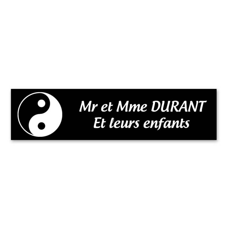 Plaque nom 2 lignes et symbole YIN YANG pour boite aux lettres type Decayeux (100x25mm) couleur noire lettres blanches Plaque nom 2 lignes et symbole YIN YANG pour boite aux lettres type Decayeux (100x25mm) couleur noire lettres blanches
