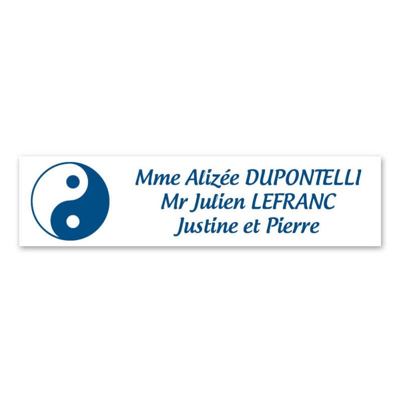 Plaque nom 3 lignes et symbole YIN YANG pour boite aux lettres type Decayeux (100x25mm) couleur blanche lettres bleues Plaque nom 3 lignes et symbole YIN YANG pour boite aux lettres type Decayeux (100x25mm) couleur blanche lettres bleues