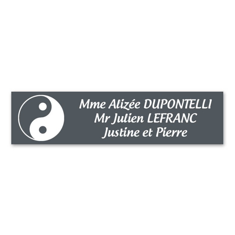 Plaque nom 3 lignes et symbole YIN YANG pour boite aux lettres type Decayeux (100x25mm) couleur grise lettres blanches Plaque nom 3 lignes et symbole YIN YANG pour boite aux lettres type Decayeux (100x25mm) couleur grise lettres blanches