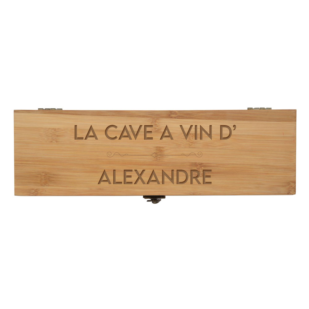 Caisse à vin en bambou personnalisée avec prénom "LA CAVE A VIN DE" - Coffret vin bambou avec 4 pièces de service